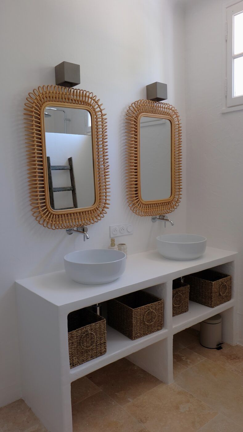 Badkamer met rotan spiegels