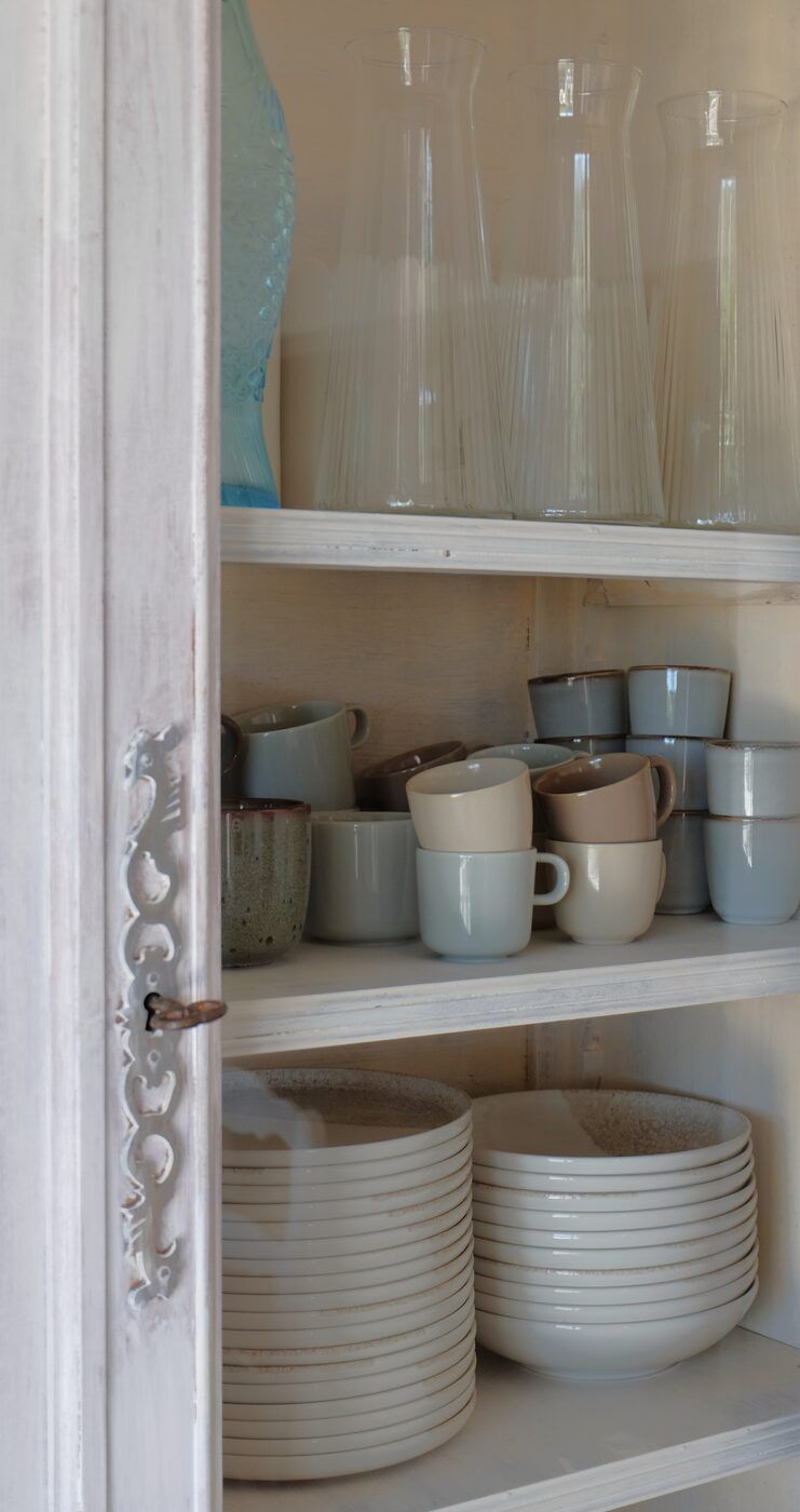 Servies in vitrinekast