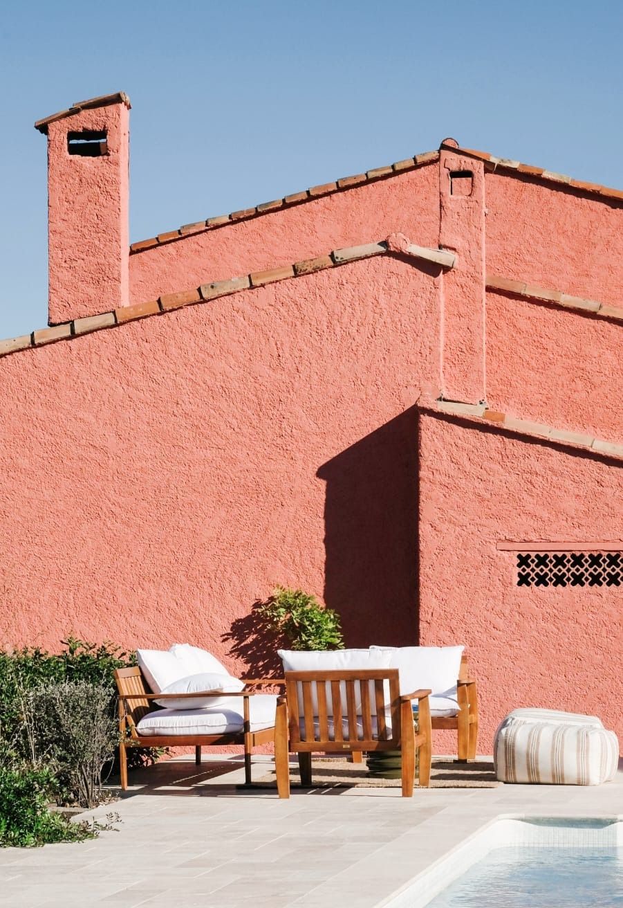 Roze gevel met lounge