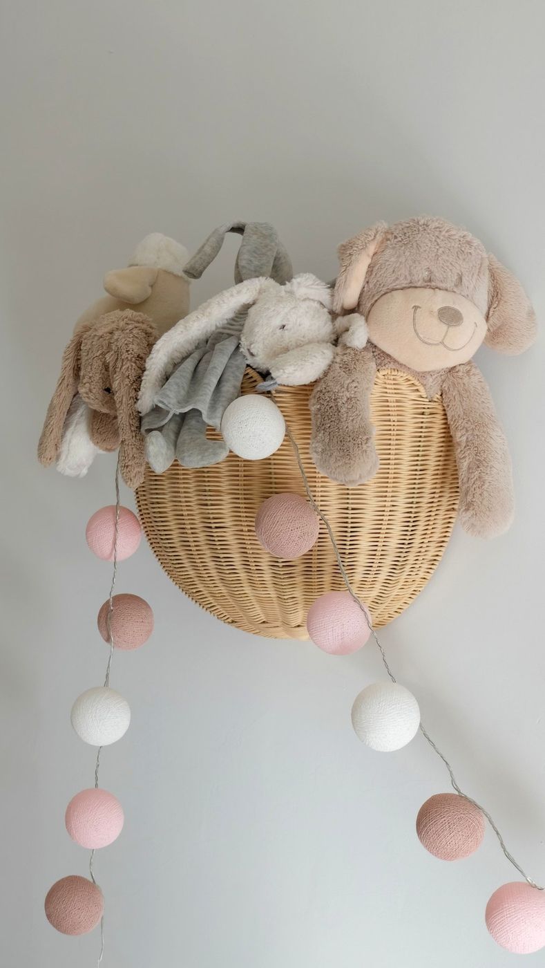 Kinderkamer — mandje met knuffels aan de muur
