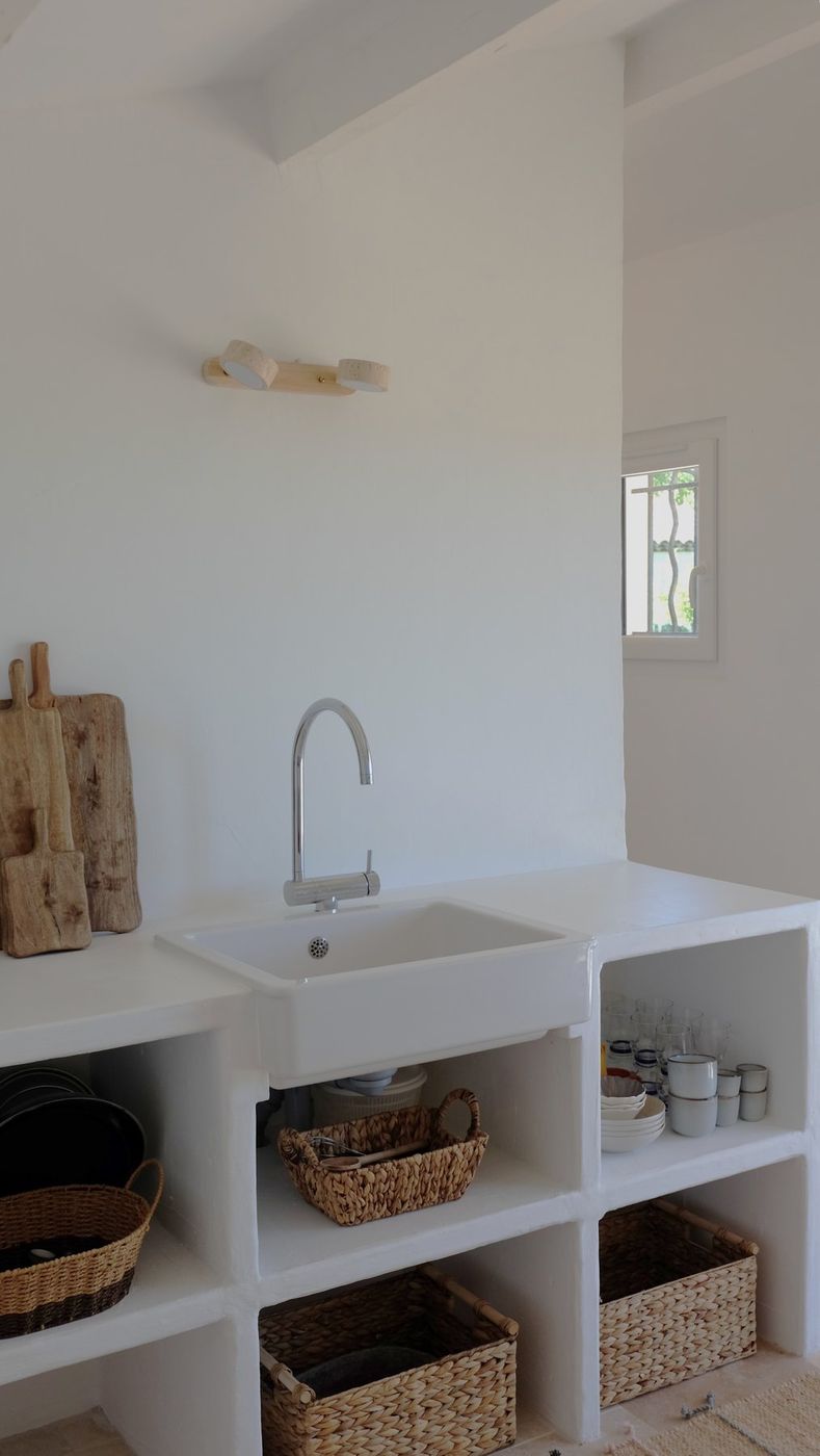 Slaapkamer met gevlochten hoofdbord