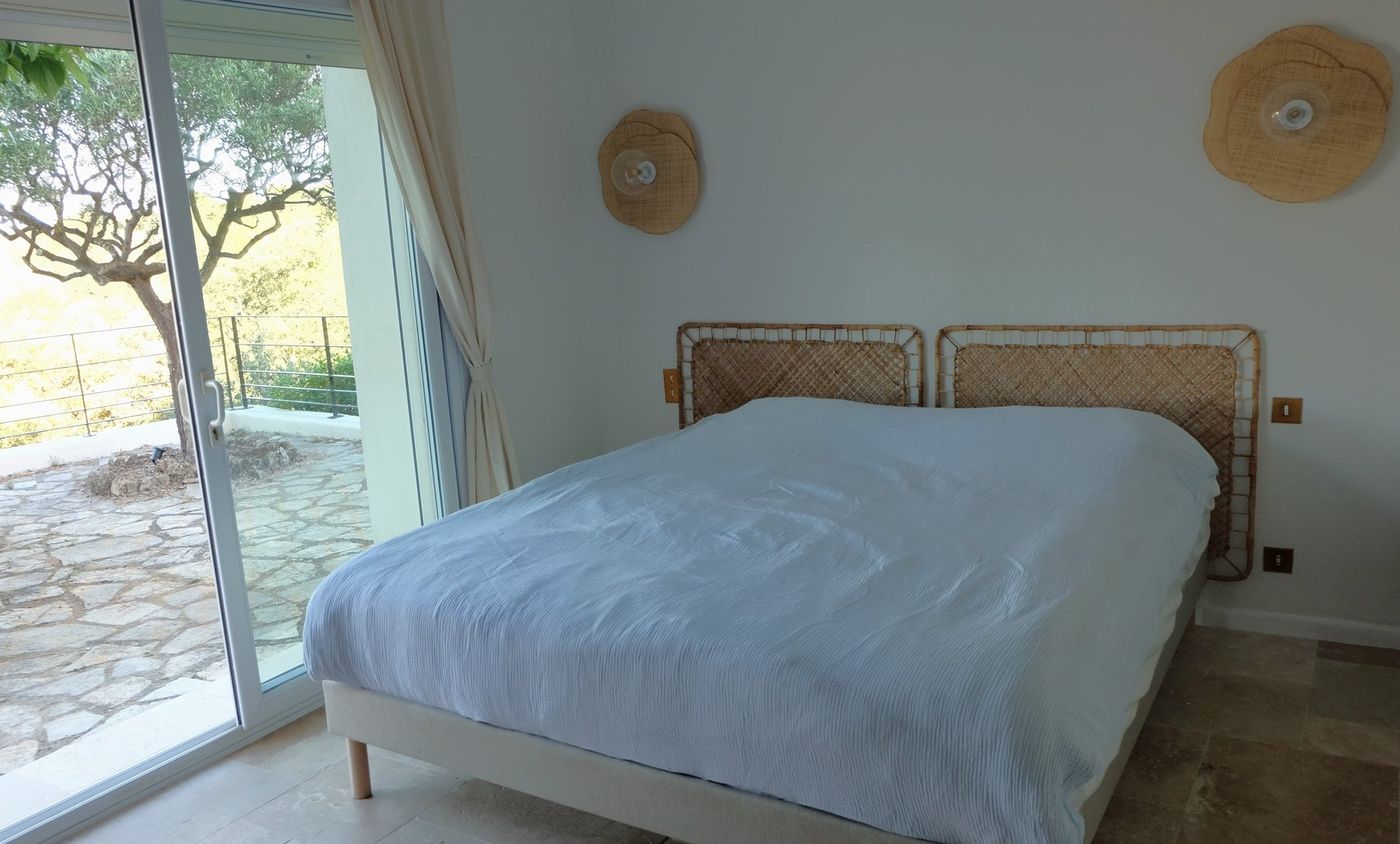 Eetkamer met boog en houten balken