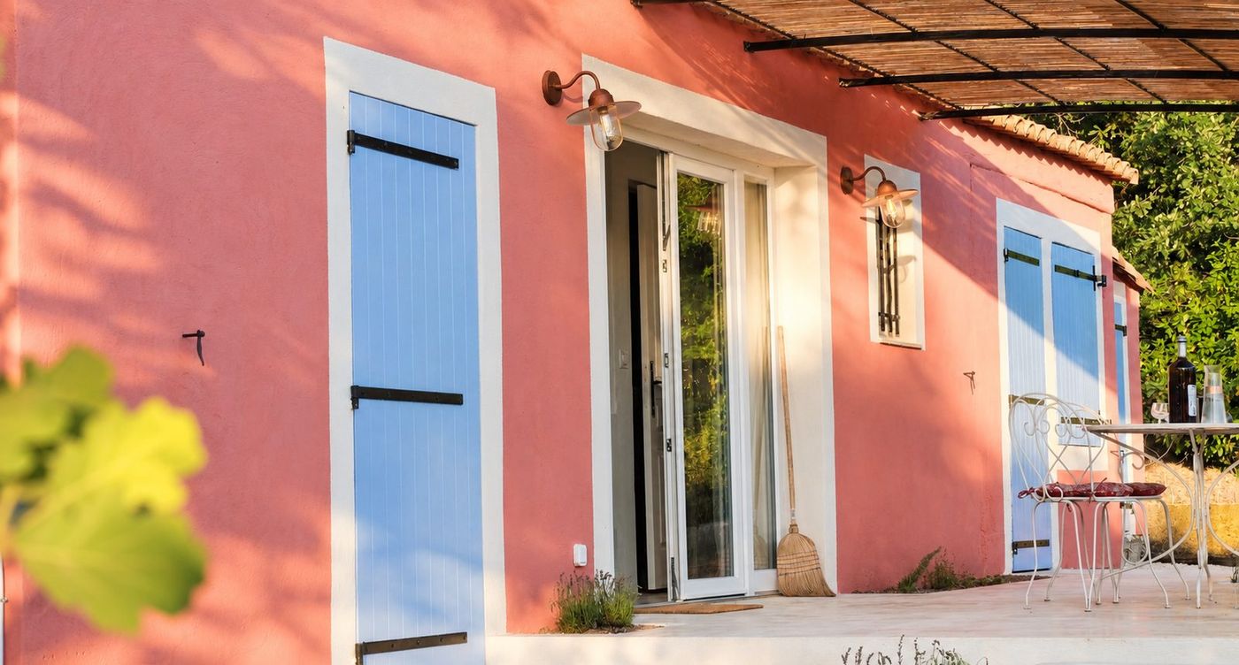 La Petite Olivette — roze gevel met blauwe luiken en pergola