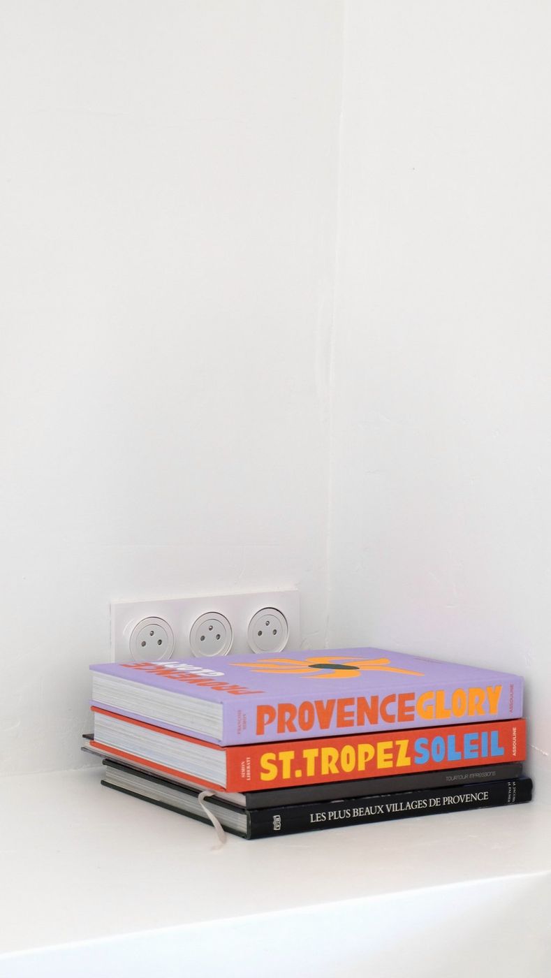 La Petite Olivette — keuken met travertijn en wit meubilair