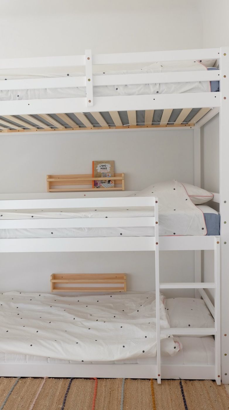 Kinderkamer detail met knuffels