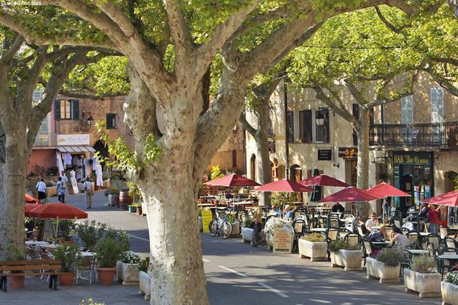 Tourtour - terras onder platanen